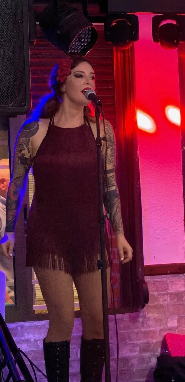 Cantante en directo en Cullera, Lady Fox actuando