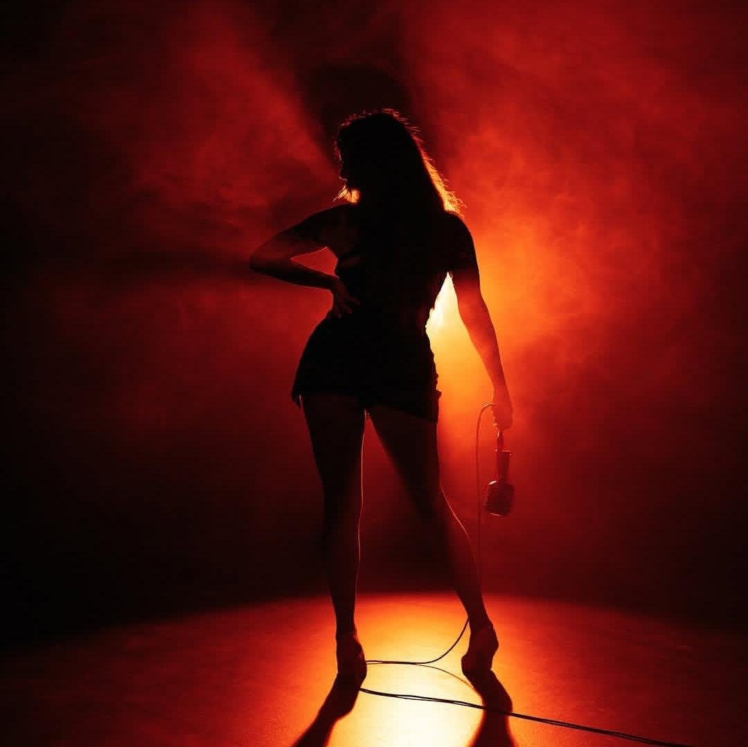 Cantante de eventos en Alzira, Lady Fox a contraluz