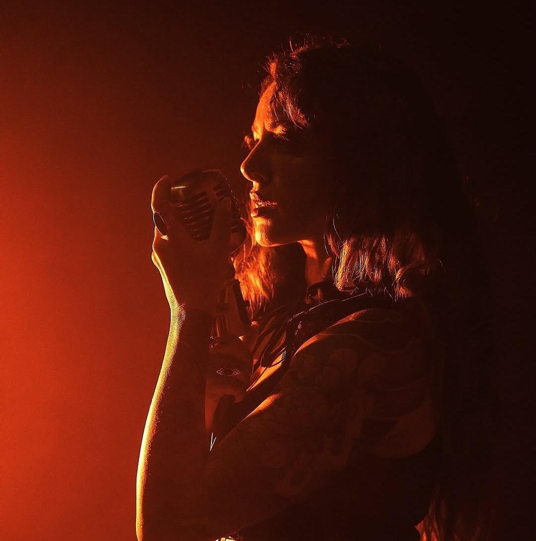 Cantante en directo cerca de Sueca, Lady Fox con micrófono vintage